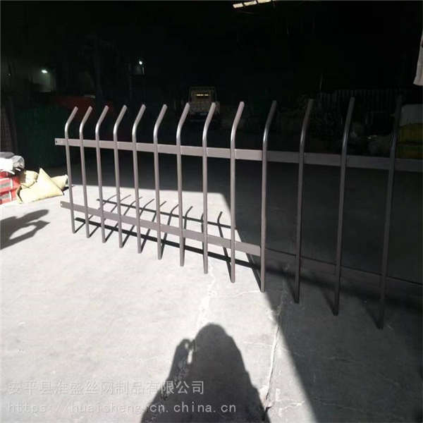 城鎮(zhèn)道路花池柵欄 鄉(xiāng)村改建綠化帶護欄 鍍鋅管噴涂鐵藝防護網(wǎng)